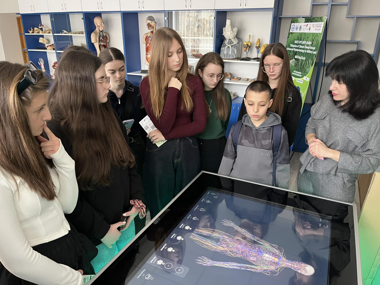 Доцент Ірина Чень проводить демонстрацію будови людського тіла за допомогою інтерактивного анатомічного столу «Briolight»